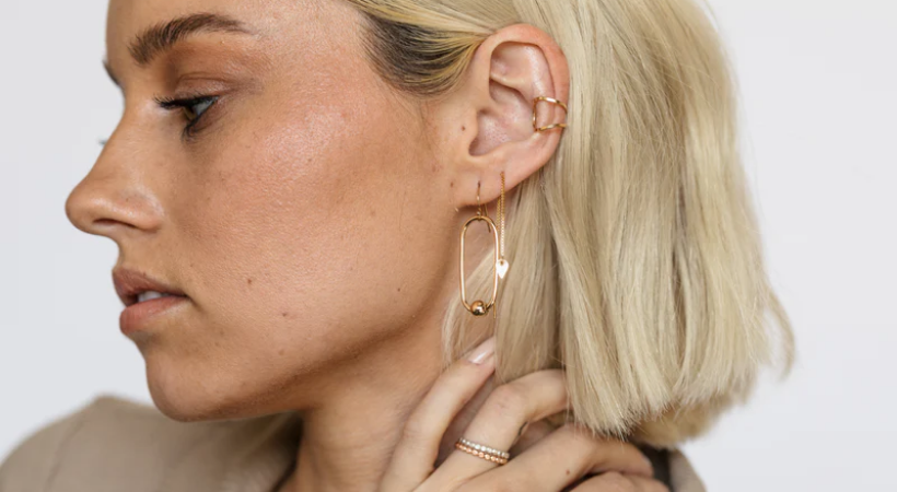 earcuff küpe takan kadın